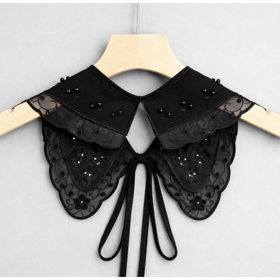 Czarny kołnierzyk z tiulu z perełkami i wiązaniem – modowy detal do stylizacji.